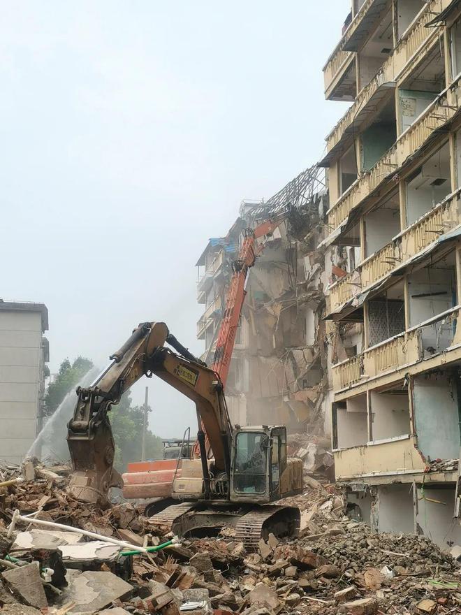 西门旧改二期地块房屋拆除工程开始施工